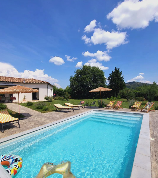 Casa SISTA, grand jardin et terrasse devant la piscine