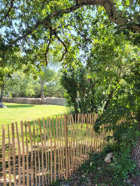 Casa MAMA, charming land surrounded by hazel wood ganivelle