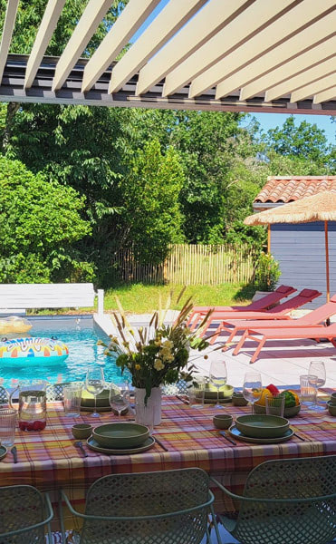 Casa MAMA, grand jardin et transat devant la piscine