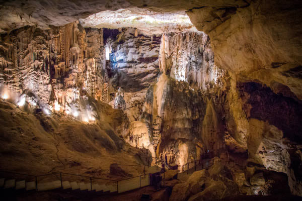Découverte des grottes en Ardèche Sud