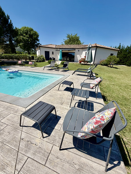 Casa SISTA, grand jardin et terrasse devant la piscine