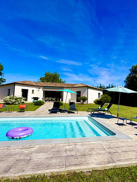 Casa SISTA, grand jardin et transat devant la piscine